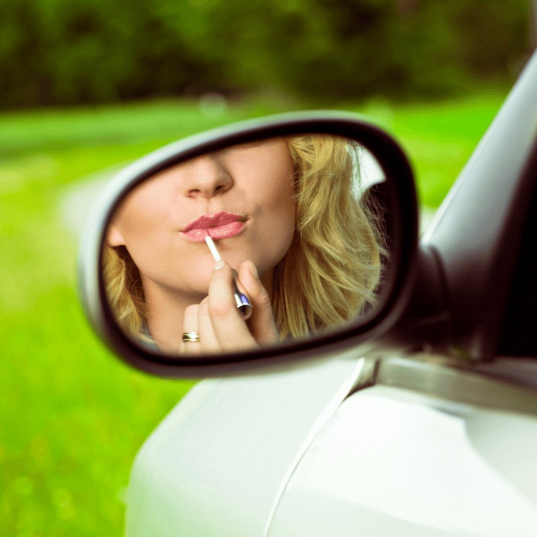 Maquillaje en el auto